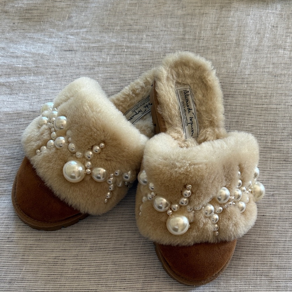 Alameda Turquesa Shearling Pearl Embellished Slide Slippers - Beige